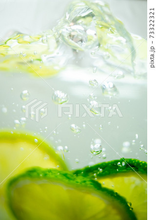 Lime in a glass of water. 73322321
