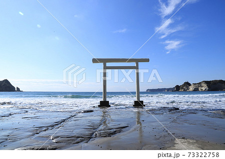 鵜原海岸と白い鳥居 73322758