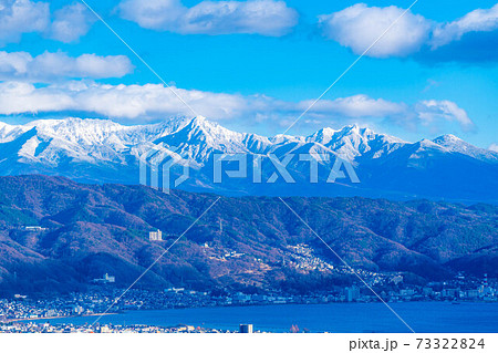 冠雪した八ヶ岳連峰と諏訪湖 【長野県】 冠雪した八ヶ岳連峰と諏訪湖 【長野県】 73322824
