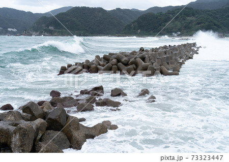 悪天候の荒波 73323447