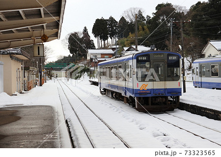 冬の穴水駅とNT200形車両(穴水駅) 冬の穴水駅とNT200形車両(穴水駅) 73323565
