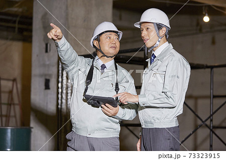 現場で働く作業員 73323915