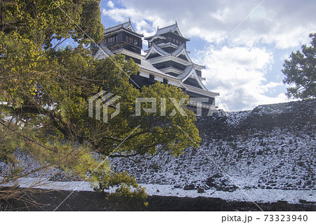 雪の熊本城完成間近の天守閣 加藤神社より 73323940