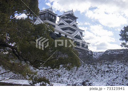 雪の熊本城完成間近の天守閣 加藤神社より 雪の熊本城完成間近の天守閣 加藤神社より 73323941