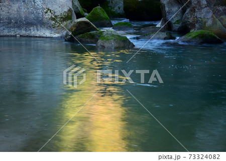 差切峡のドの淵の水面に映り込む紅葉 差切峡のドの淵の水面に映り込む紅葉 73324082
