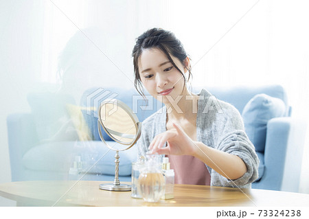 スマートフォン　女性　 73324238