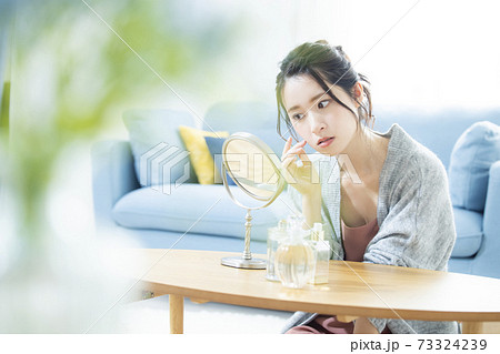 スマートフォン　女性　 73324239