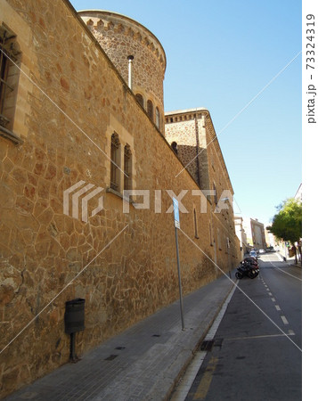 レンガと石積みの建造物 73324319