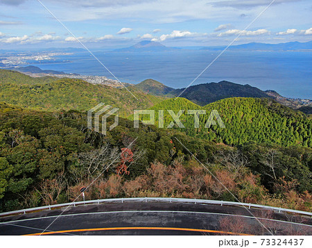 知覧展望台の上空から錦江湾と桜島を望む 73324437
