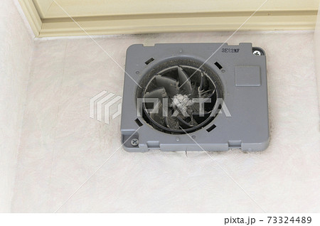 分解清掃中の換気扇 73324489
