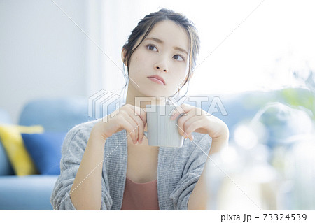 スマートフォン　女性　 73324539