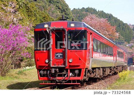 豊後中川を通過する旧塗装の特急ゆふ 73324568