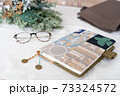 女性の持ち物イメージ,手帳と鞄と眼鏡とドライフラワー 73324572
