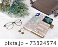 テーブルの上に置かれた手帳と鞄と眼鏡とドライフラワー 73324574