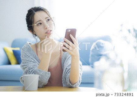 スマートフォン 女性 スマートフォン 女性 73324891
