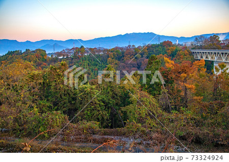 関越自動車道　赤城高原SA 下り線からの眺望　武尊山方面　秋の風景　　　 73324924