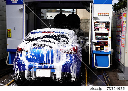 ガソリンスタンドの洗車機で車を洗うの写真素材