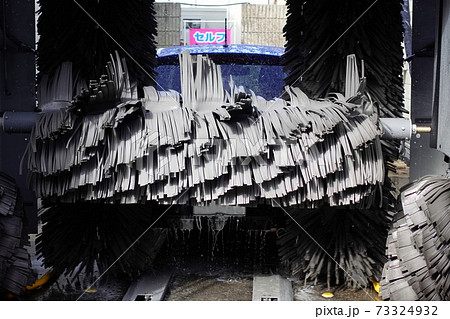 ガソリンスタンドの洗車機で車を洗う 73324932