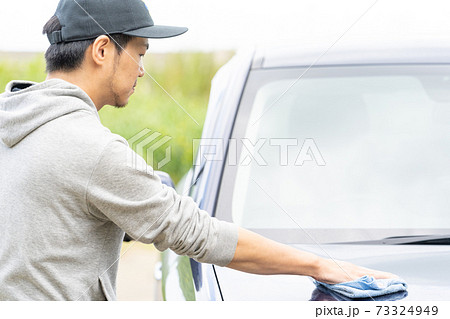 【洗車】クロスでふく男性 【洗車】クロスでふく男性 73324949