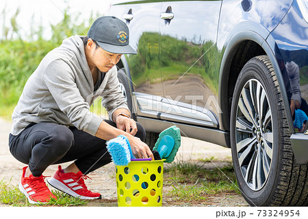 洗車用具を選ぶ様子 洗車用具を選ぶ様子 73324954