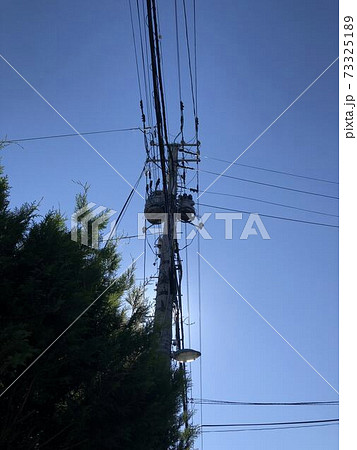 電柱と電線 電柱と電線 73325189