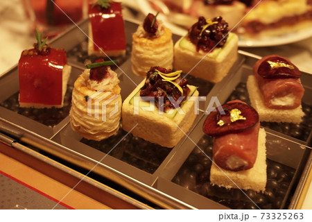 アフタヌーンティーのキュートなプチケーキ 73325263