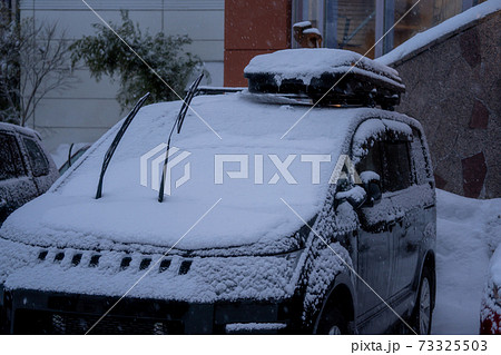 雪道にあるタイヤ痕 雪道にあるタイヤ痕 73325503