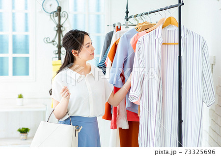 ショッピング 女性 服