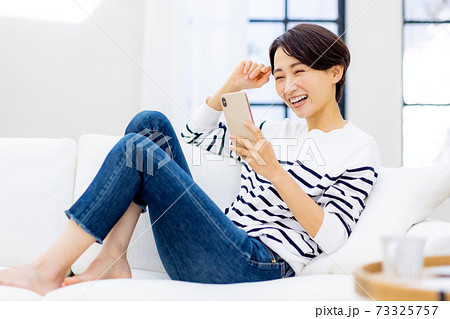 ミドル女性 スマホ リビング ミドル女性 スマホ リビング 73325757