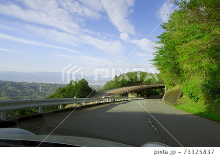 立体交差の道路をドライブする風景／ターンパイク箱根（神奈川県） 73325837