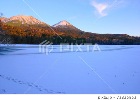 夕陽を帯びた北海道オンネトーの風景 73325853
