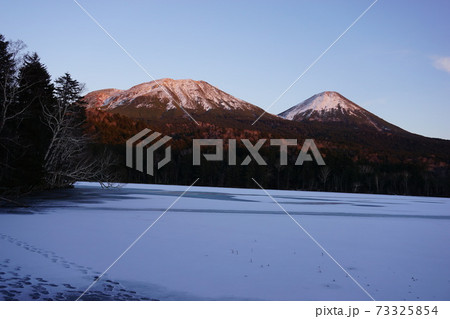 夕陽を帯びた北海道オンネトーの風景 73325854