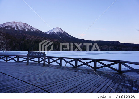 夕刻の北海道オンネトーの風景 73325856