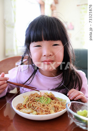食事をする女の子 食事をする女の子 73325876