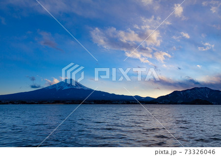 夕暮れ時の富士山　山梨県河口湖にて 73326046
