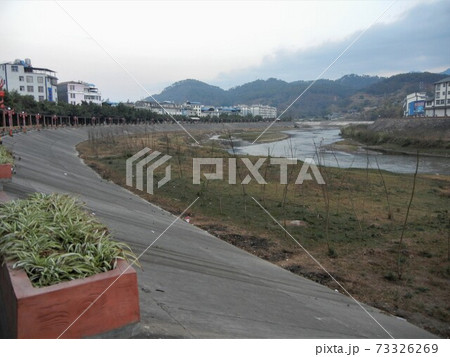 中国雲南省の田舎の町の風景：景東の市街地風景 73326269