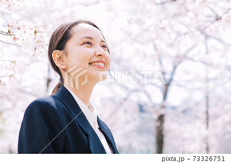 桜と新社会人 73326751
