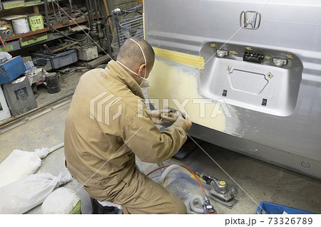車の鈑金作業をする職人の作業風景 73326789