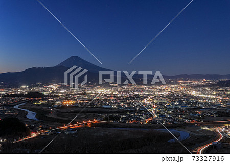 （静岡県）三島市の街並と富士山　日が暮れて 73327916