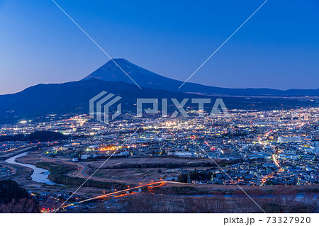 (静岡県)三島市の街並と富士山 日が暮れて (静岡県)三島市の街並と富士山 日が暮れて 73327920