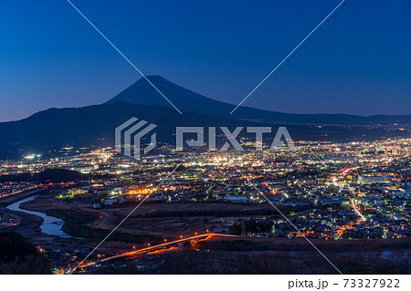 （静岡県）三島市の街並と富士山　日が暮れて 73327922