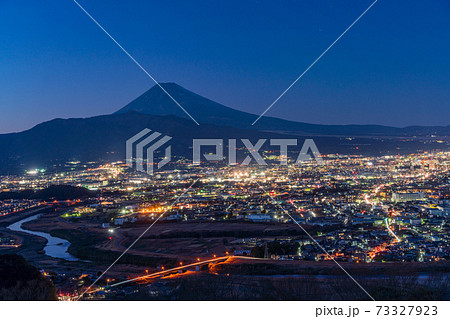 （静岡県）三島市の街並と富士山　日が暮れて 73327923