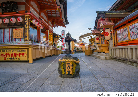 京都 清水寺境内の地主神社(じしゅじんじゃ)の恋占いの石    京都 清水寺境内の地主神社(じしゅじんじゃ)の恋占いの石    73328021