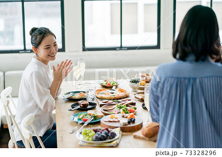 女子会 ホームパーティーの写真素材
