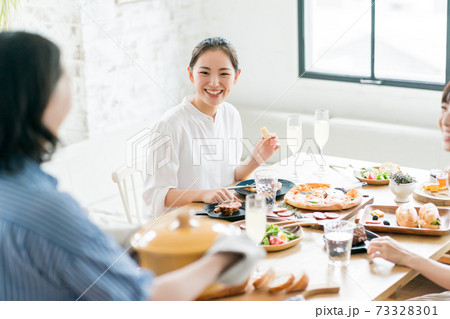 女子会 ホームパーティーの写真素材 7331
