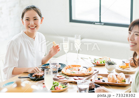 女子会 ホームパーティーの写真素材 7332