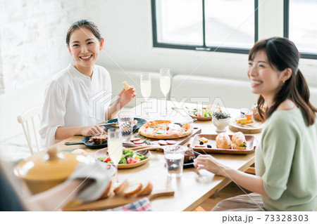 女子会 ホームパーティーの写真素材 7333