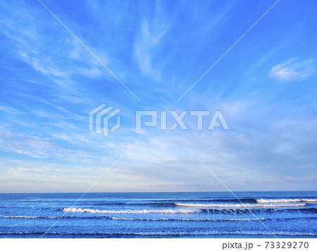 秋の海と青空と白い雲 秋の朝の石川県志賀町大島の海岸 秋の海と青空と白い雲 秋の朝の石川県志賀町大島の海岸 73329270