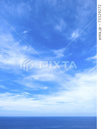 秋の海と青空と白い雲 10月下旬の富山県朝日町宮崎のヒスイ海岸から見た海と空 秋の海と青空と白い雲 10月下旬の富山県朝日町宮崎のヒスイ海岸から見た海と空 73329272