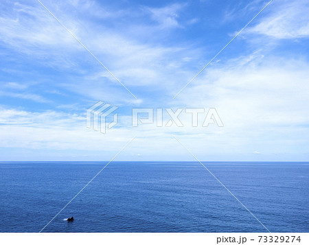 秋の海と青空と白い雲　新潟県糸魚川市の親不知子不知付近から見た空と海 73329274